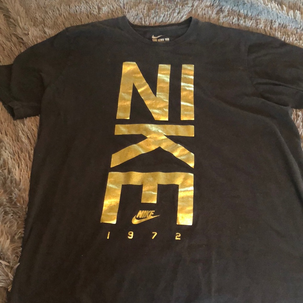 Large nike black and gold T-shirt
